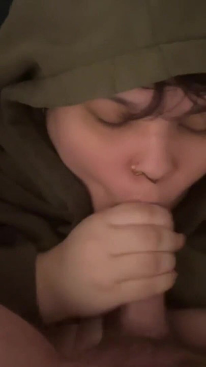 Yatakta tembel komik sakso çektikten sonra sürpriz yüze boşalma gerçek amatör çift ev yapımı | Klip 1