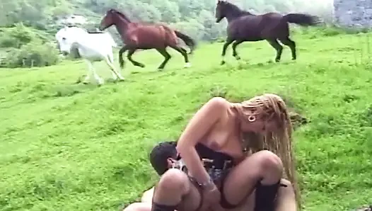 Olgun sarışın orta yaşlı seksi kadın açık havada sert sikişte genişliyor