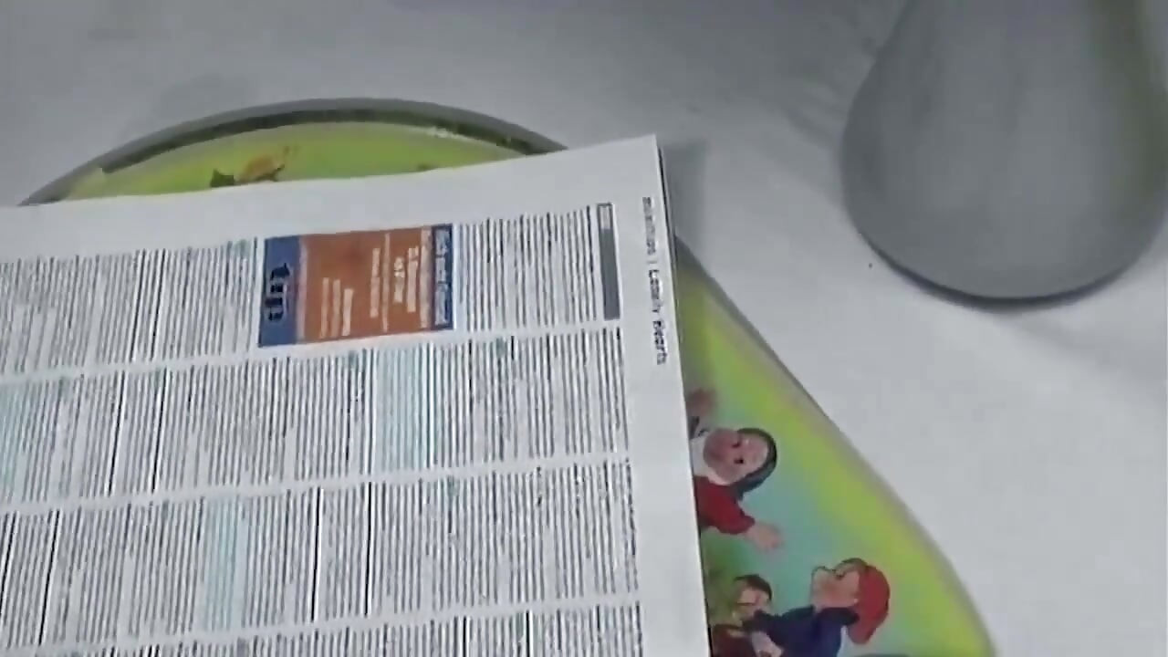 Bruneta mângâie pula și arată pizda care picură în prim plan