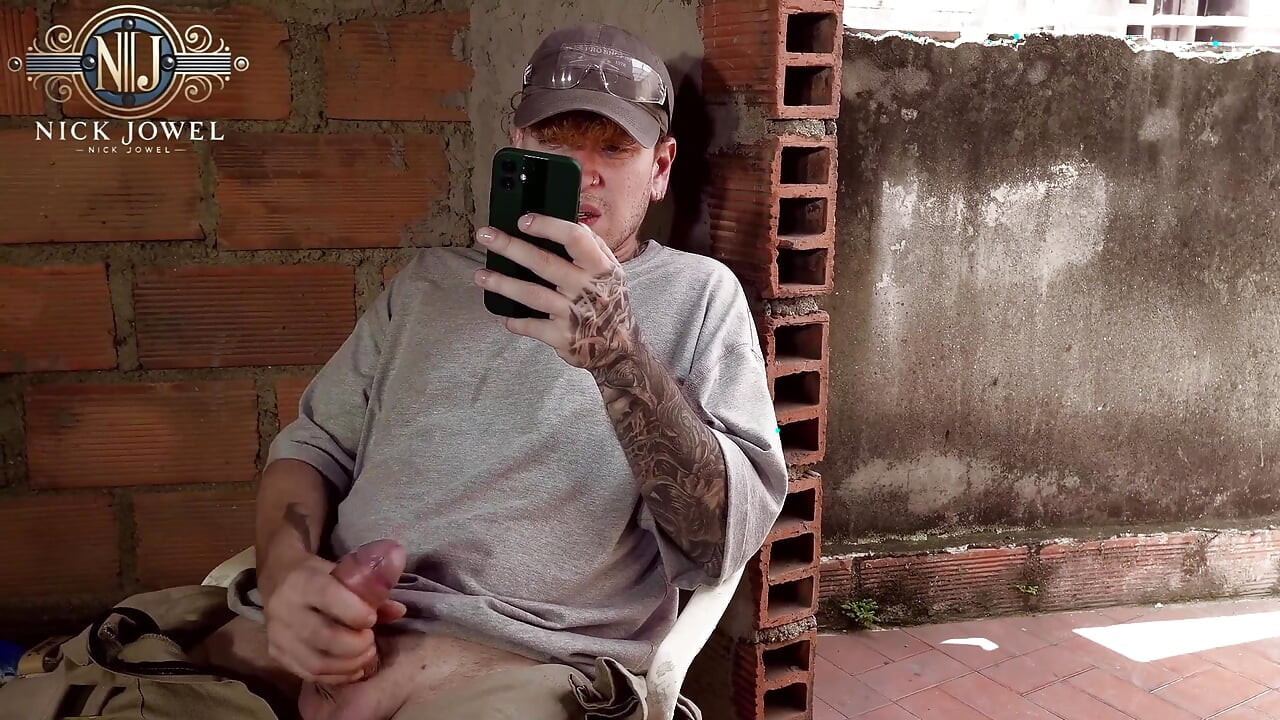 Chief Amber Meadow Fucks a Bricklayer