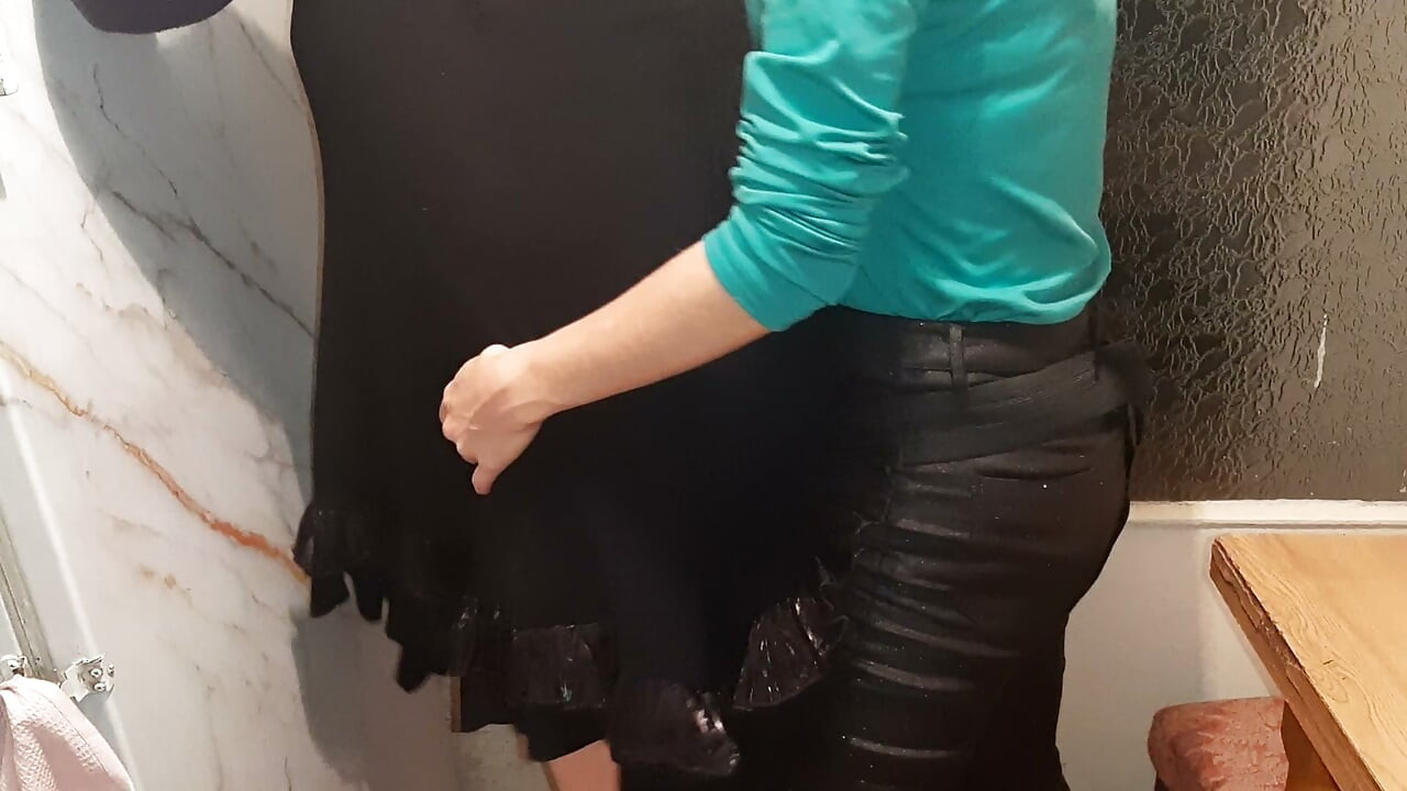 Aku menonton dan masturbasi sementara pacarku meniduri ibu tiriku
