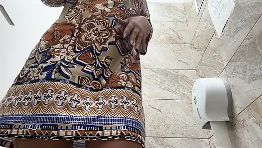 Seksi orta yaşlı seksi kadın umumi tuvalette yoğun orgazm oluyor