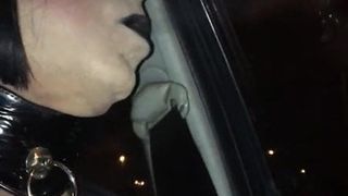 Une transsexuelle fume une voiture