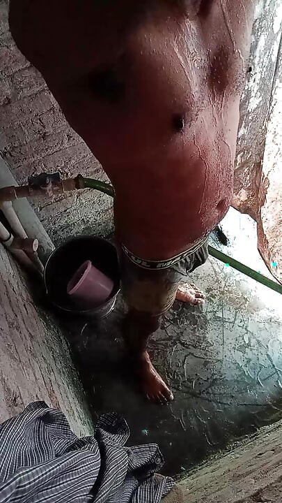 熱いシャワーと引き締まった体を徹底的に洗浄する