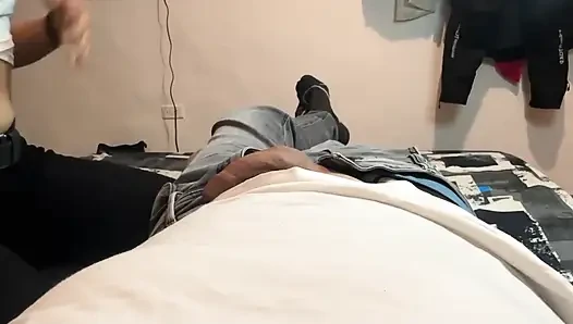 Junge freundin mit dicken titten und perfektem arsch gibt blowjob und fickt im bett, bis sie creampie bekommt