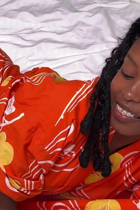 Poderoso vibrador faz uma beleza negra gozar duro - teste de modelo com Mia Ofhel