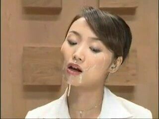 Hermosa presentadora de noticias japonesa recibe varios tratamientos faciales