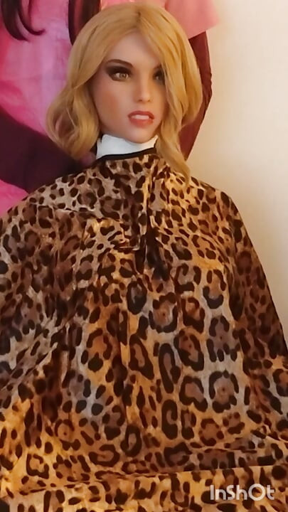 Sesión de modelado con la capa de corte de pelo sedosa y suave de Lauren