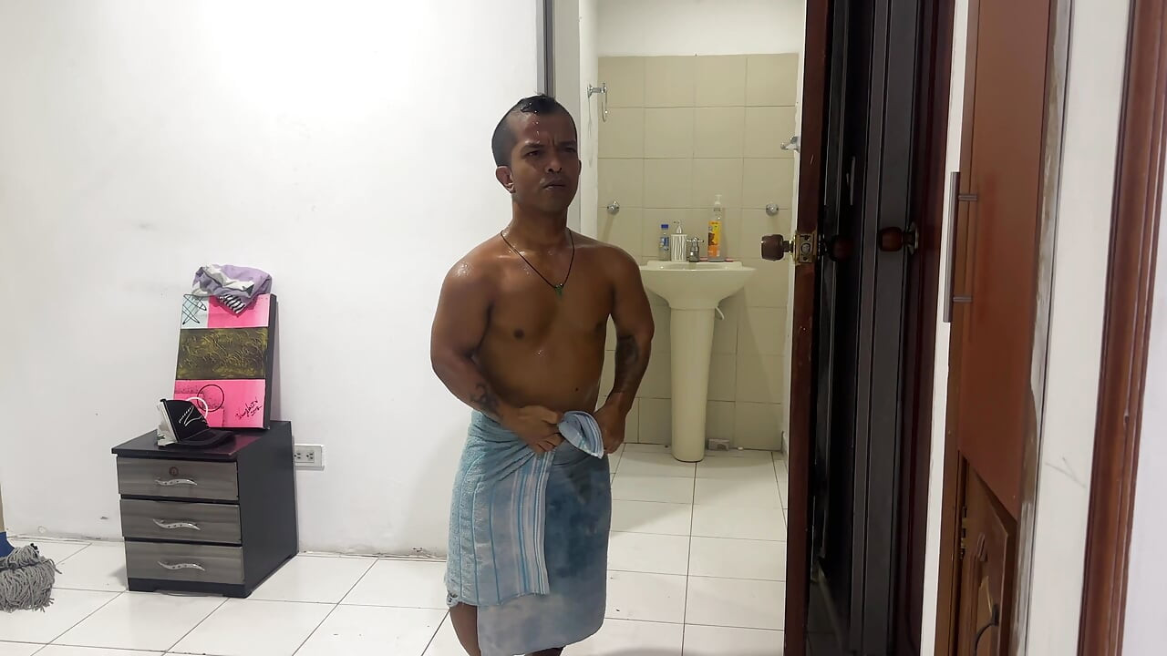 Main apne amir parosi ko vaeephaee ki chabi deta hoon, jabki vah mujhe tauliya men dhoondhti hai, mera parosi garabar men samapt ho jata hai