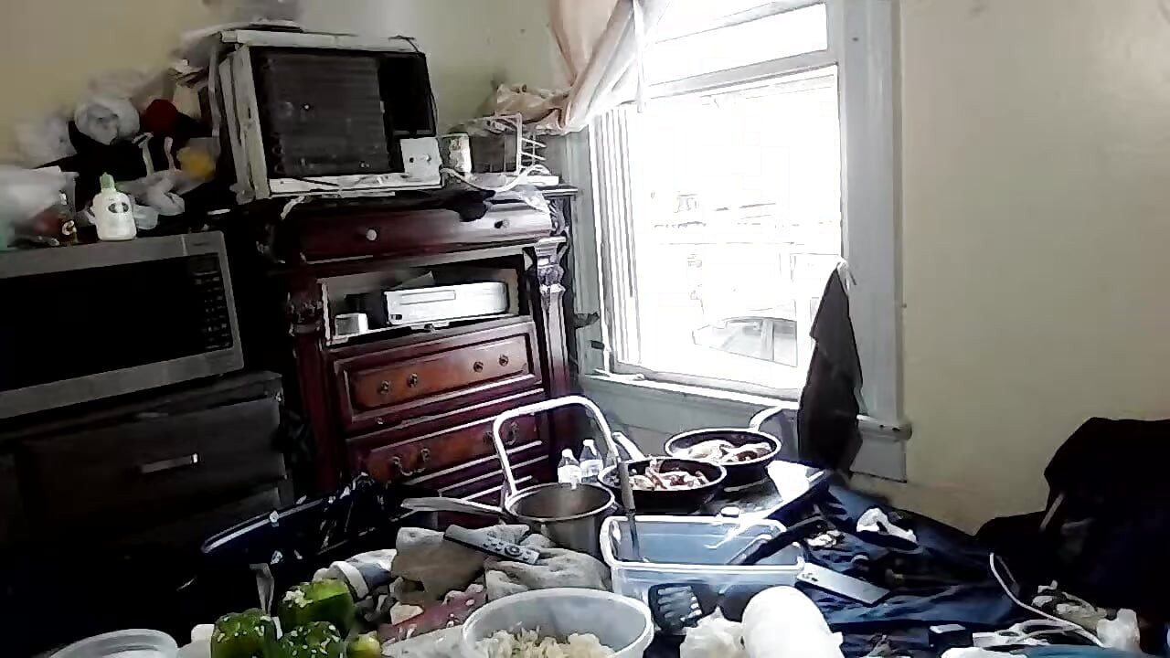 ポータブル電気コンロで部屋で揚げたチキンの別の視点