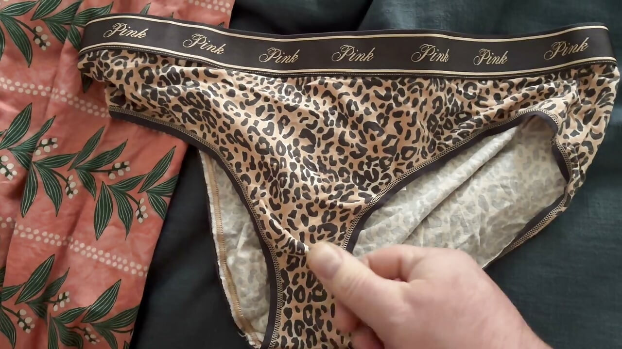 ヴィクトリアズ・シークレットのヒョウ柄パンティに射精
