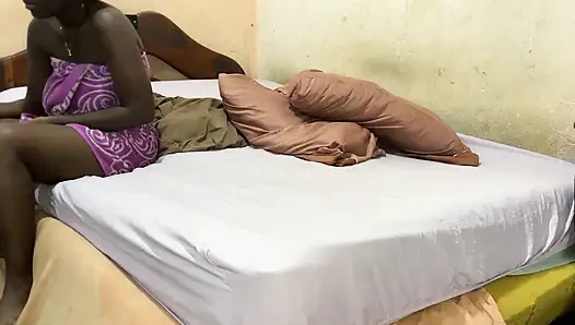 Aku duduk di penisnya