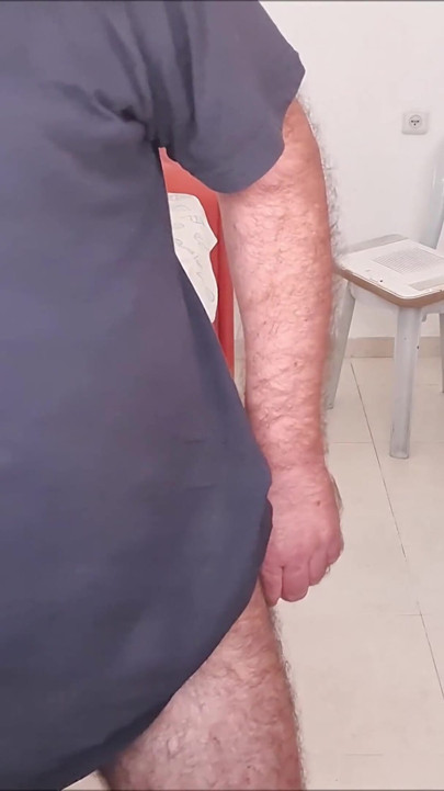 Aku lagi asik ngosong kontol besarku sambil fingering lubang pantatku sampai klimaksnya menganga lebar
