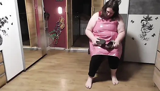 Kauçuk önlükte terlikleri düzleştiriyorum