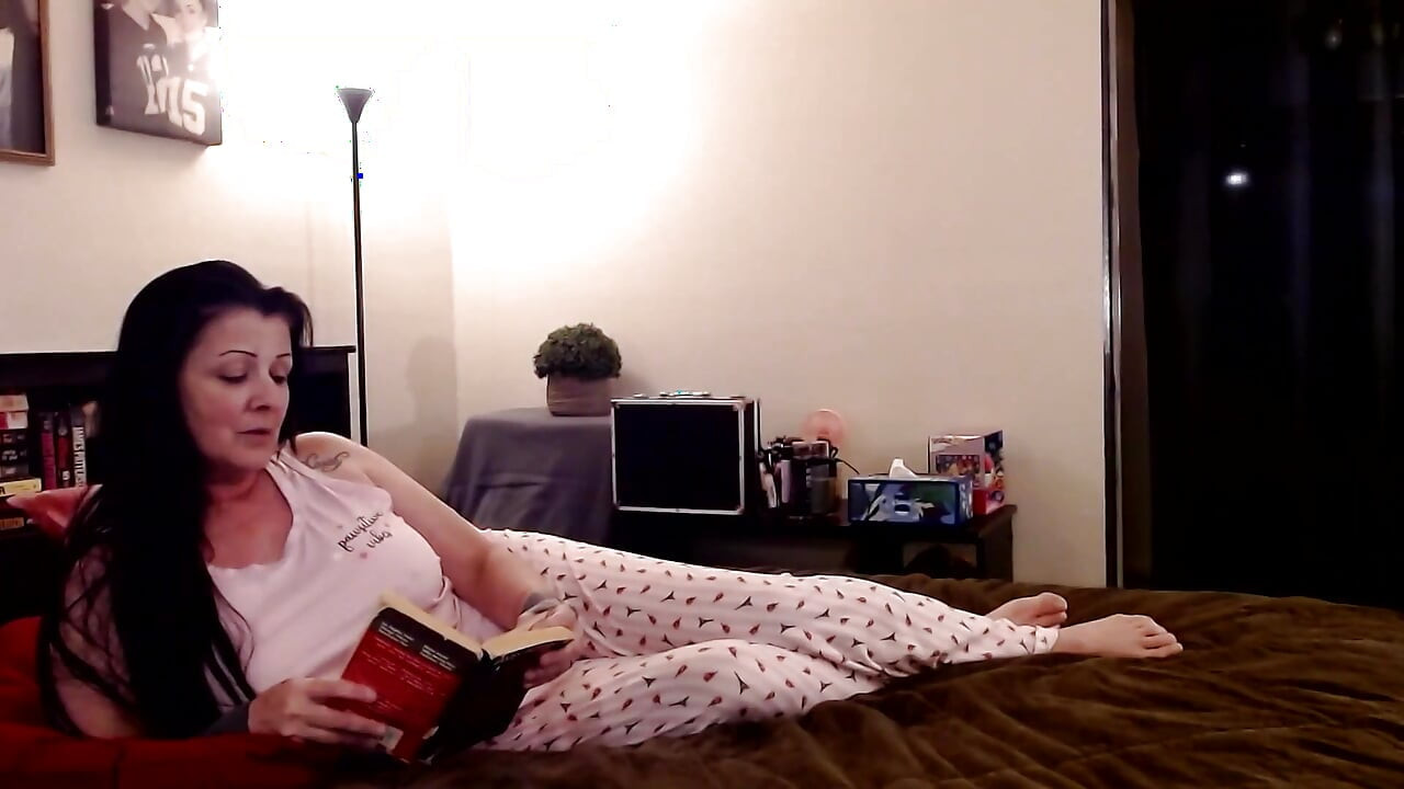 Κακομαθαίνοντας την Abby 69 ανάποδο καουμπόισσα κάθεται οκλαδόν με στραπόν γλειφομούνι