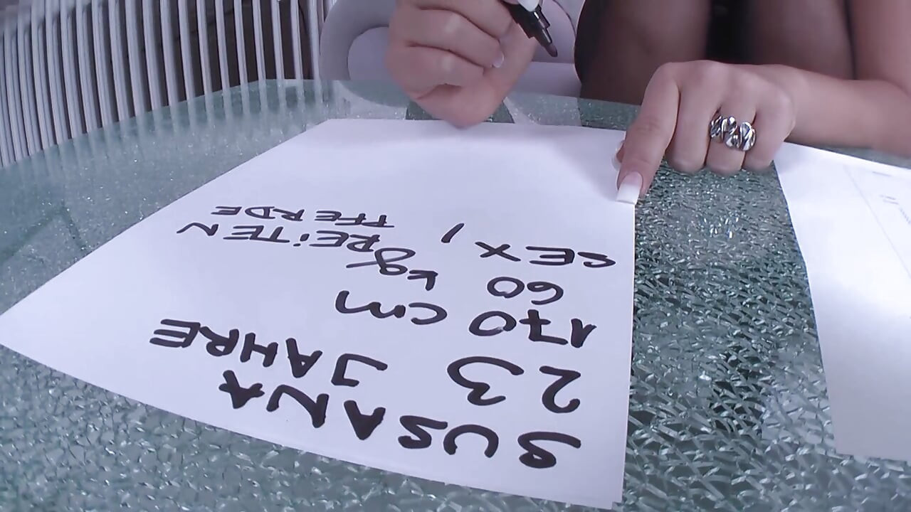 Gorąca i napalona ciemnowłosa dziwka masturbuje się