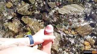 Johnholmesjunior filmt een enorme lading sperma terwijl ze op het witte rots naaktstrand voor vreemden staat