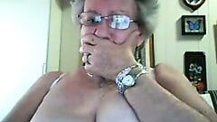 Nenek menunjukkan payudara besar di webcam