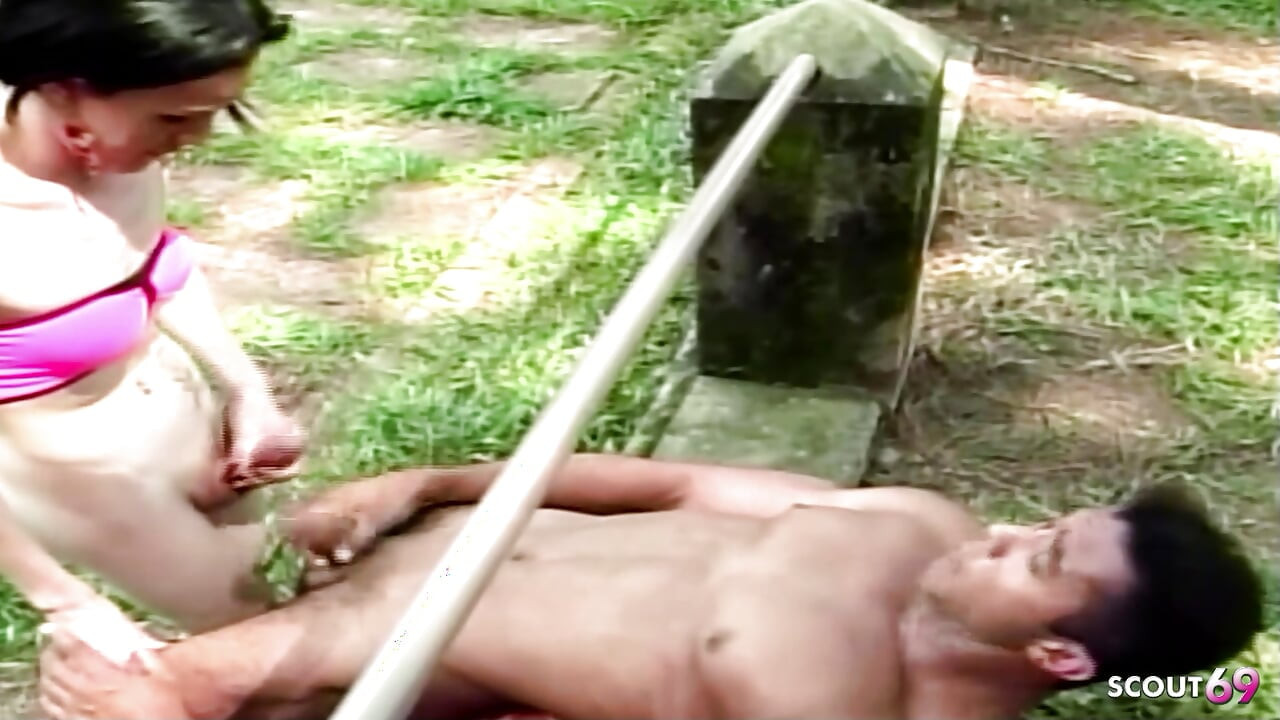 Bien entrenada latina follada en el culo por una flaca travesti al aire libre