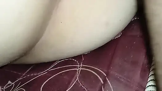 Трахаю ее на бок и кончаю на верхнюю часть ее киски