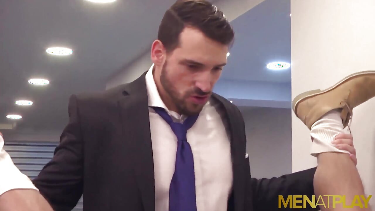 MENATPLAY - Hunk in suit Enzo Rimenez barebacks Denis Vega