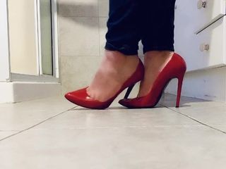 Brincando com seus sapatos de salto alto vermelhos