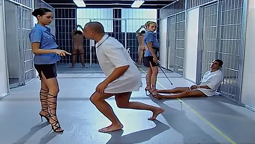 İki gardiyan, bir hapishane - parmaklıklar arkasında anal boyun eğme