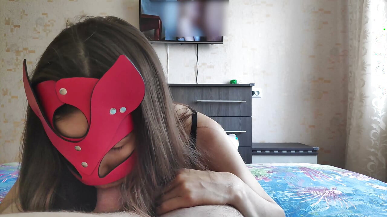 A friend's stepsister gave a blowjob while I was watching porn