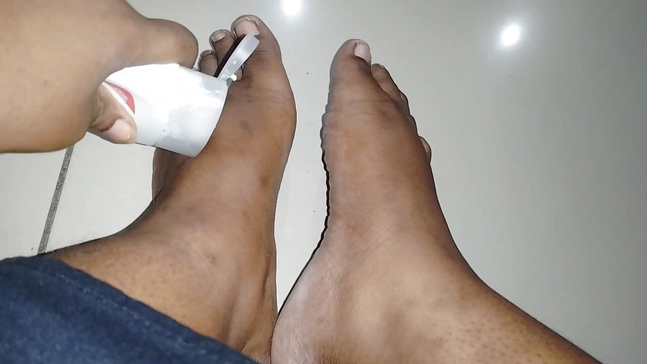 Linda  18+ presenta sus hermosos pies limpios para su disfrute a cambio de todos sus activos financieros.