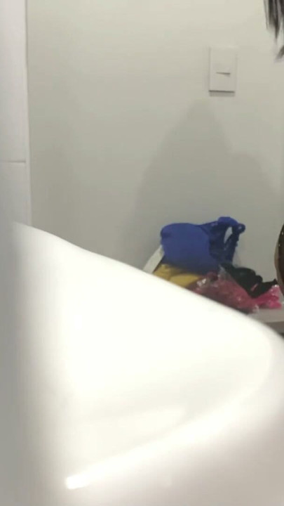 Madura de culo grande se desviste despacio mientras se cambia | Clip 3