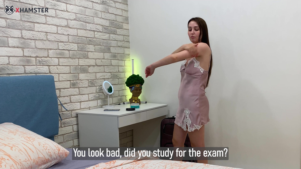 继母和继子在酒店房间共用一张床