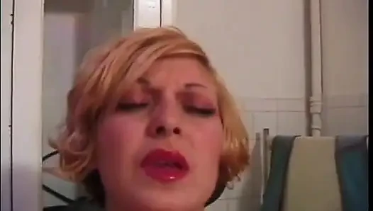 Lateksli iki sarışın sahibe genç köle kıza ateşli mum ağdası döküyor