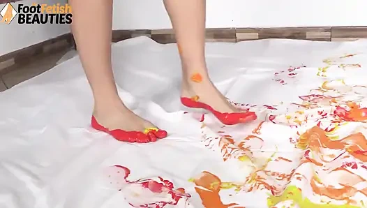 Brünette Diva streicht ihre Füße und Hände mit Farbe, um eine preisgekrönte Kunst zu schaffen