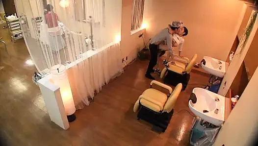 Çok fazla bakış, çok fazla gerginlik - gözlerin her zaman buluştuğu salonun içinde