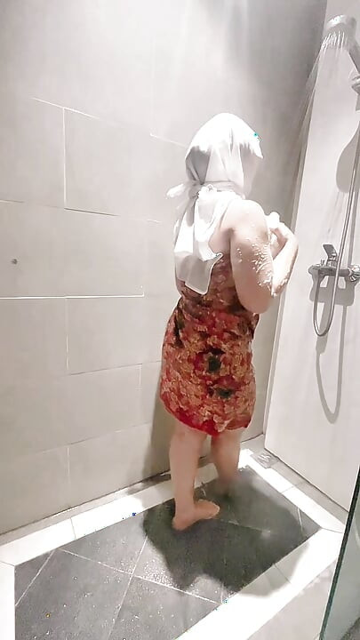 곡선을 가진 목욕하는 소녀를 지켜보세요
