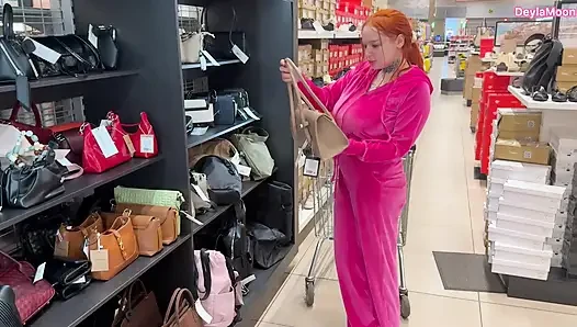 Halka açık bir otoparkta arabada bir yabancıyı siktim.