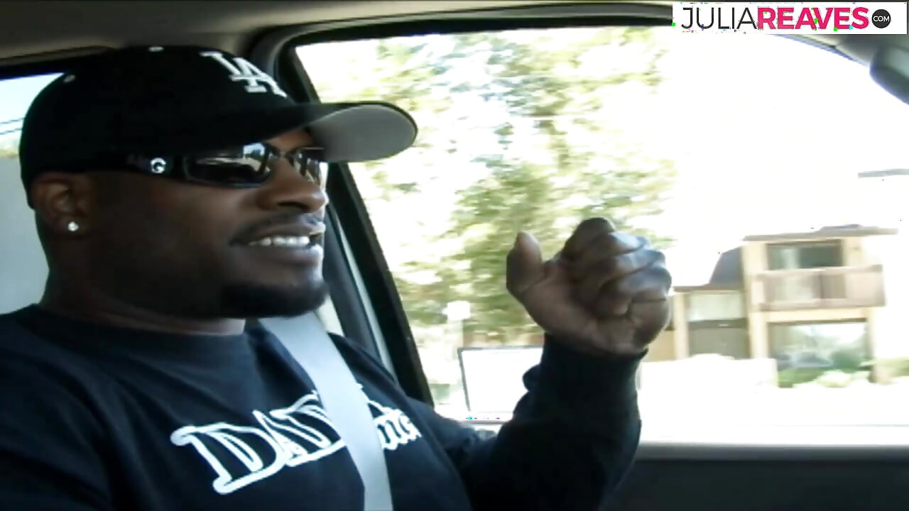 Magere slet krijgt kutje uitgerokken door een gigantische zwarte pik