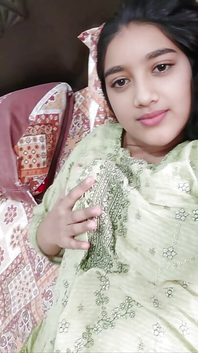 Desi village girl fuck horny pussy by fingering and showing boobs and play with fingering video