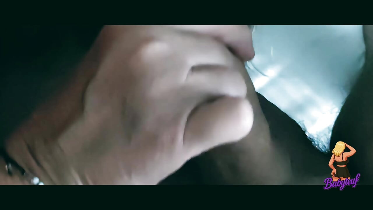 Güzel üvey anne aynı anda diline ve dildolarına yarak emiyor