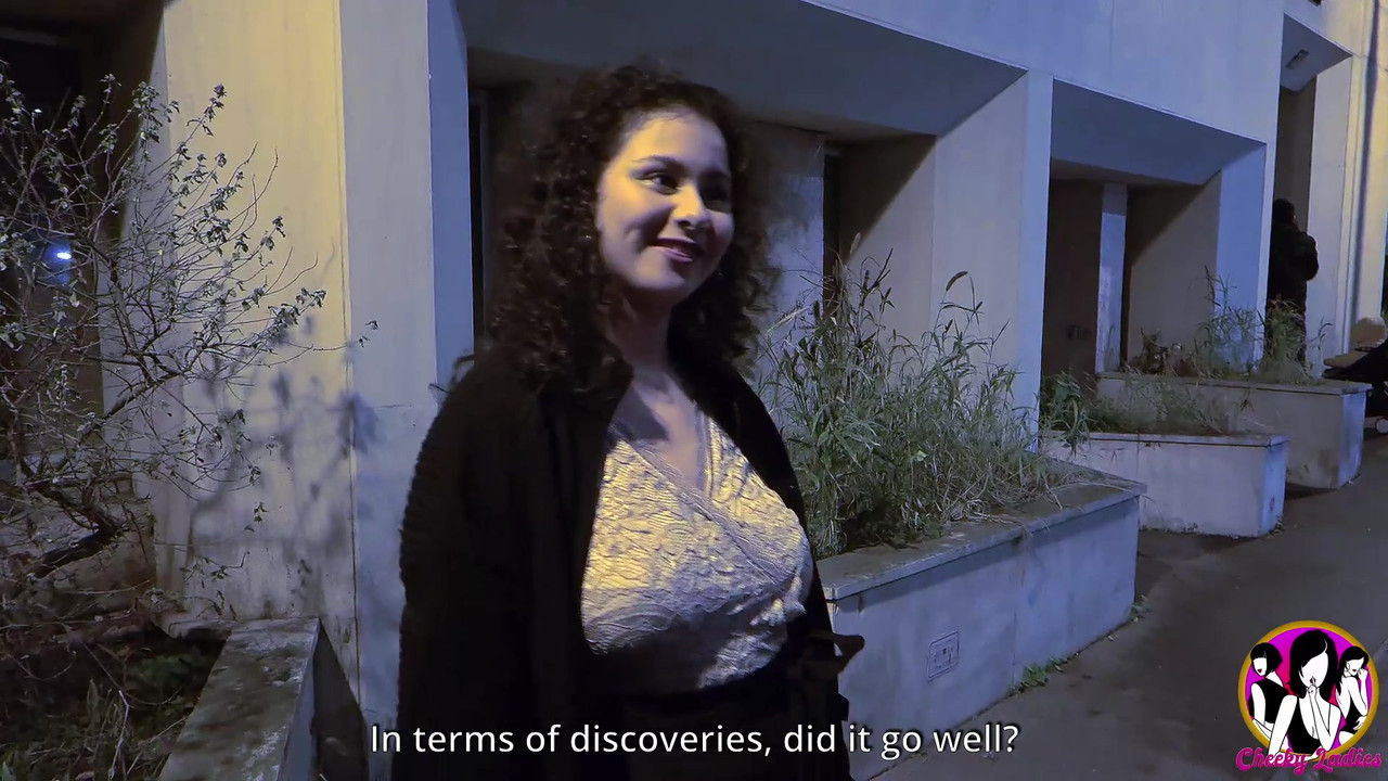 大奶子黑发女郎与双插玩重口味3P