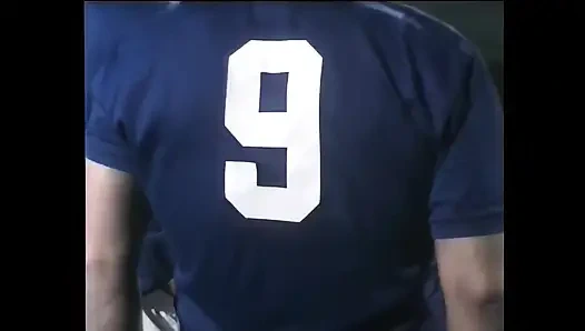 Hungrige italienische retro-schätzchen schlucken jeden tropfen