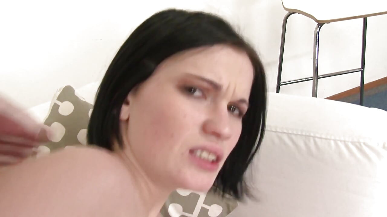 loszka garbi ogromną zabawkę i zakrzywionego penisa