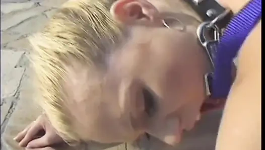 Junge blonde summissive schlampe mit kleinen titten Yasmine gold wurde von ihrem dominanten freund in der nähe des pools gebohrt