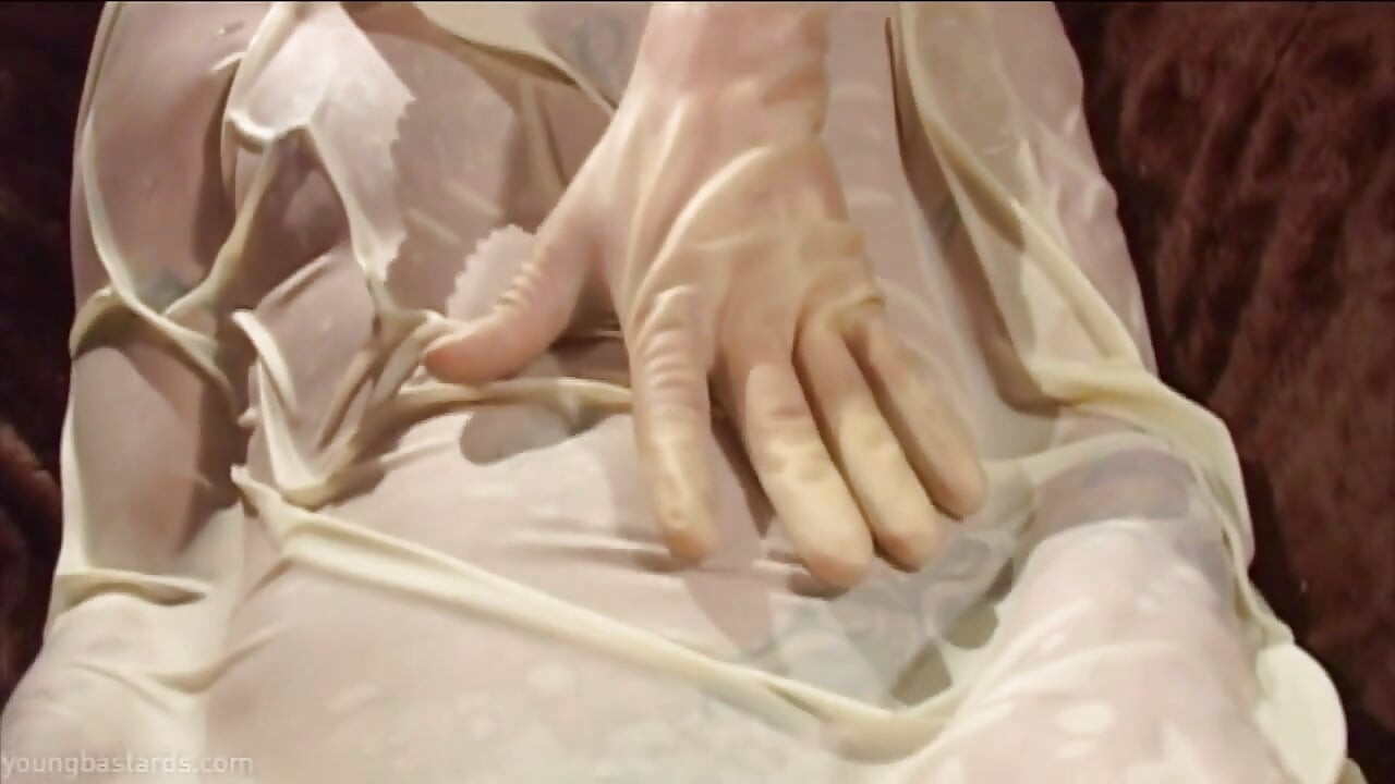 Lateks içinde sapık delikanlı mumyalanmış