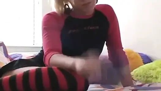 Teen in strümpfen masturbiert mit vibrator