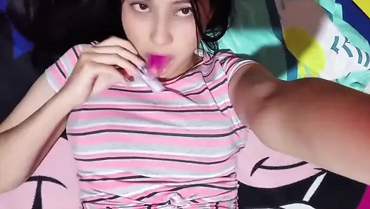 Мачеха делит постель с пасынком: шаловливое ночное развлечение! (настоящее домашнее видео)