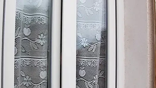 Зрелая брюнетка глубоко заглатывает огромный член с экшеном с выпуклой глоткой