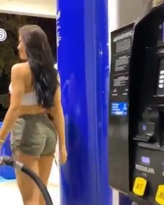 Chica en gasolinera