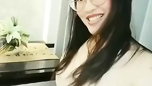 Une jolie fille asiatique super sexy montre son corps