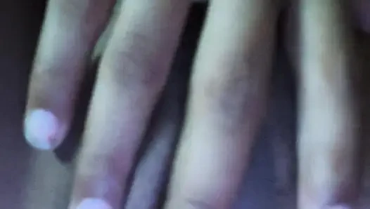 Возбужденная блондиночка жестко скачет на огромном шесте на диване, пока не получит камшот на лицо